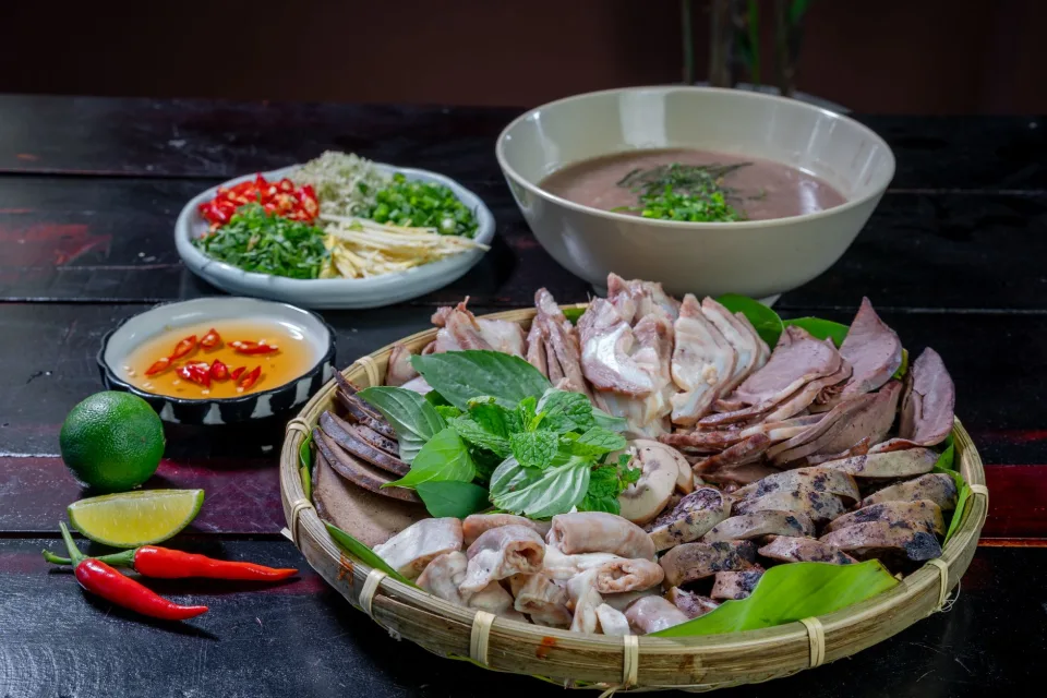 Bàn ăn tại Quán Bụi